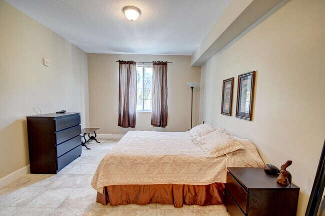 Building Photo - 250 NE 3rd Ave