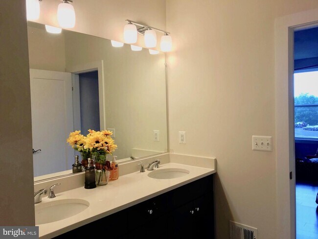 Building Photo - 11 Silverway Dr