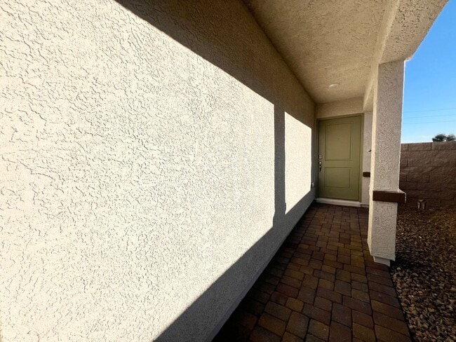 Building Photo - 2625 Dahlia Fls Ave