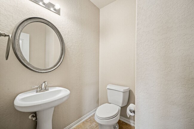Building Photo - New Braunfels Beauty with plenty of SPACE!