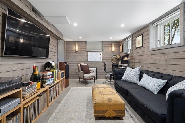 Building Photo - 9 Anthony St