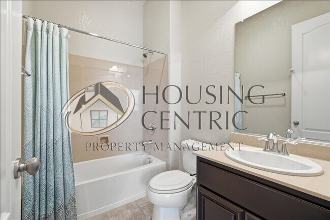 Building Photo - Executive Gated Rental with Stunning Views & Solar!