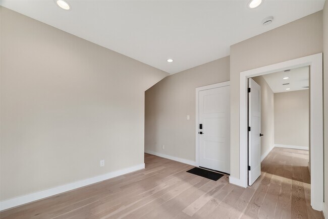 Building Photo - 2511 N MacGregor Way