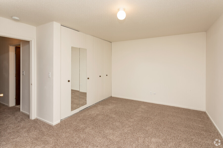 2BR, 1BA - 1,032 SF - The Park Apartments