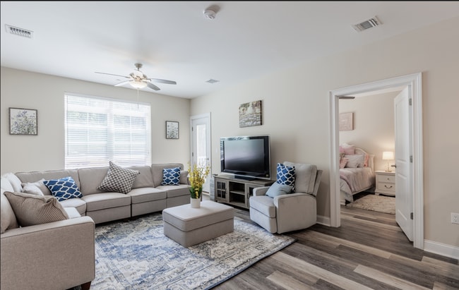 Building Photo - Luxury 1- & 2-Bedroom Apartments in Paramu...