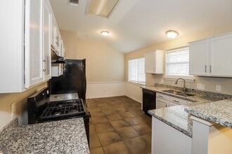 Building Photo - 2604 Hill Street Cove