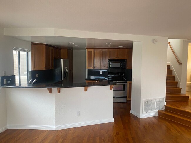 Building Photo - 2BD/2.5BA townhome in UTC Near UCSD!