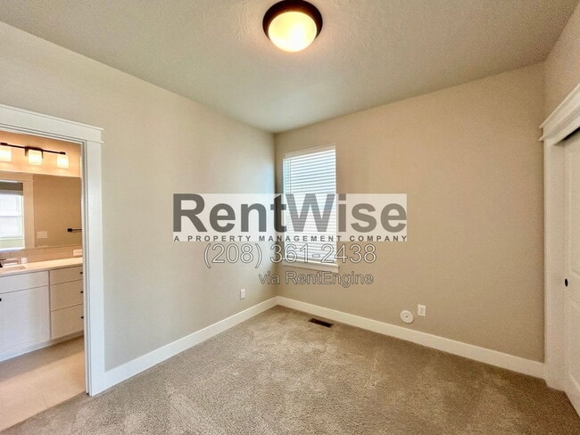 Building Photo - 5845 W Sprig Dr