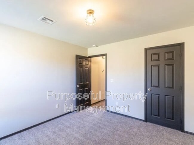 Building Photo - 1425 Sandstone Dr