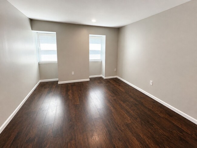 Building Photo - Second-Floor 2-Bedroom Apartment with Balcony