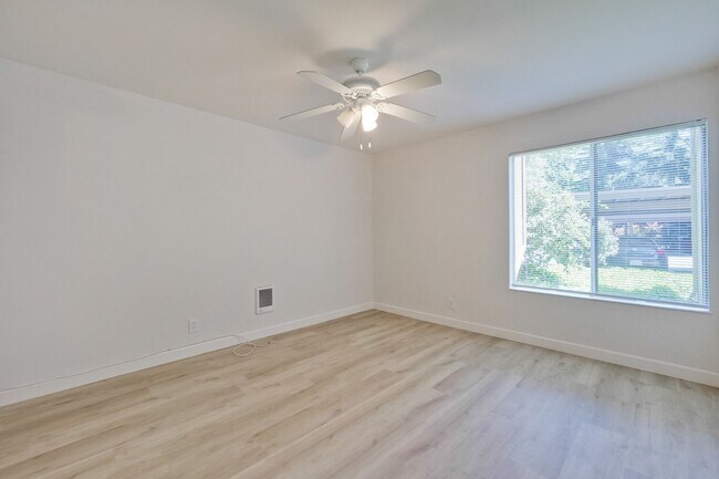 Building Photo - Beautiful 2BR 2BA downstairs condo in Moun...
