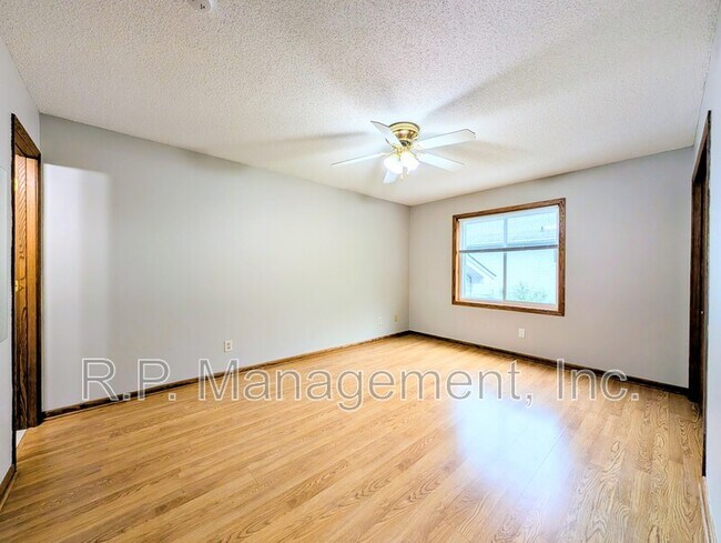 Building Photo - 940 Jefferson Ln