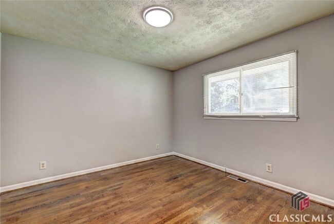 Building Photo - 215 Hubbard St