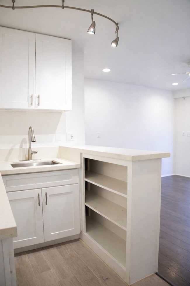 Building Photo - 733 Manhattan Beach Blvd