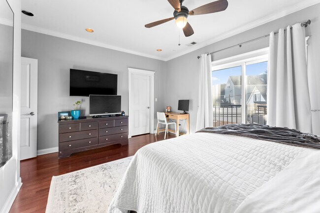 Building Photo - 3056 N Clybourn Ave