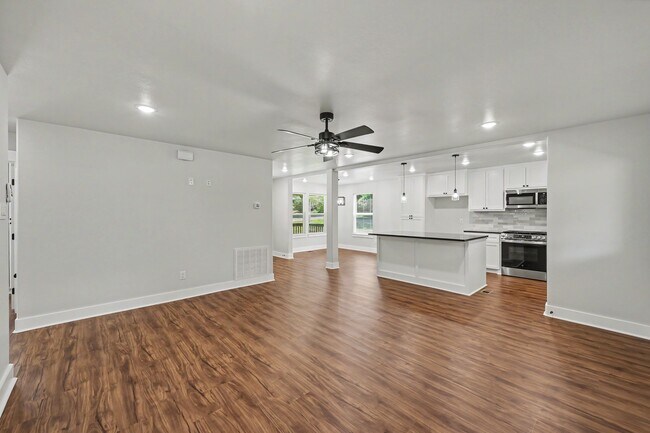 Building Photo - 116 Sun City Ln