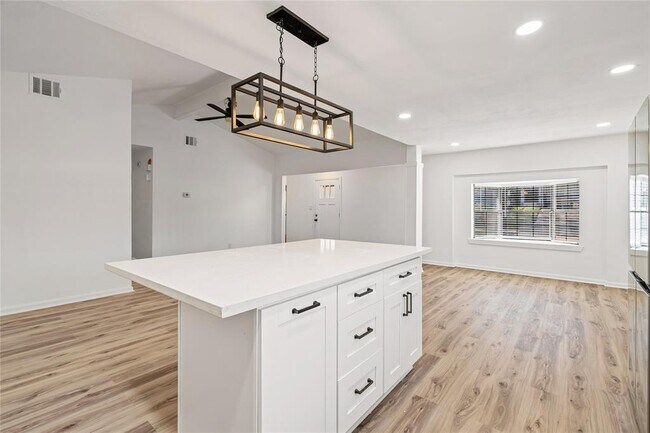 Building Photo - 6009 Glen Meadow Dr