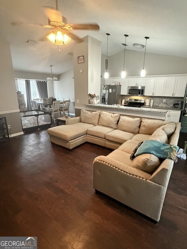 Building Photo - 380 Gum St