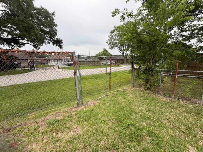 Building Photo - 222 E John Alber Rd