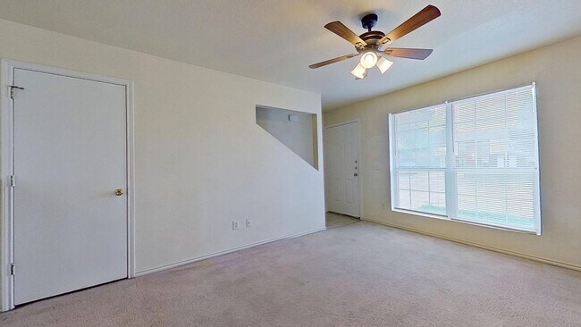 Building Photo - 2 WEEKS FREE RENT IN A 3 BEDROOM TOWNHOUSE AT $950!