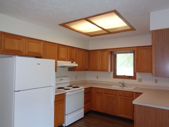 Building Photo - Spacious 3-Bedroom Home with Fenced Yard –...