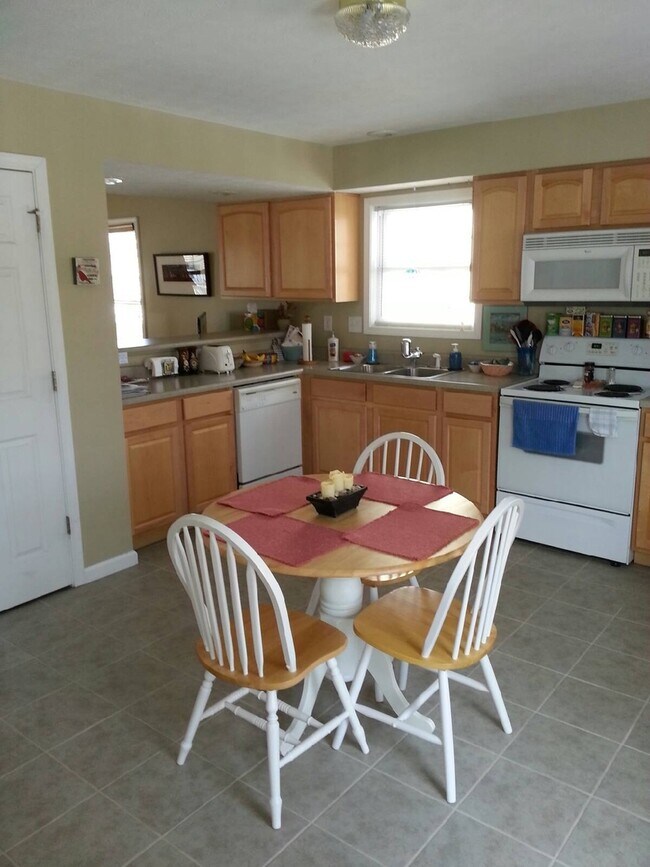 Building Photo - 3 BEDROOM TOWNHOUSE Available July 2026!  ...