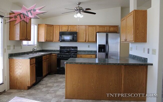 Building Photo - Home in Cliff Rose HOA ~ Winter Special!!