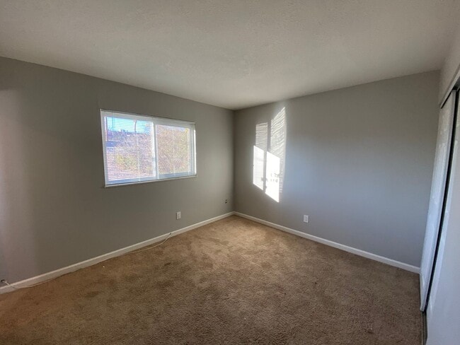 Building Photo - 3 BEDROOM 2 BATH HOUSE LOCATED CLOSE TO SC...