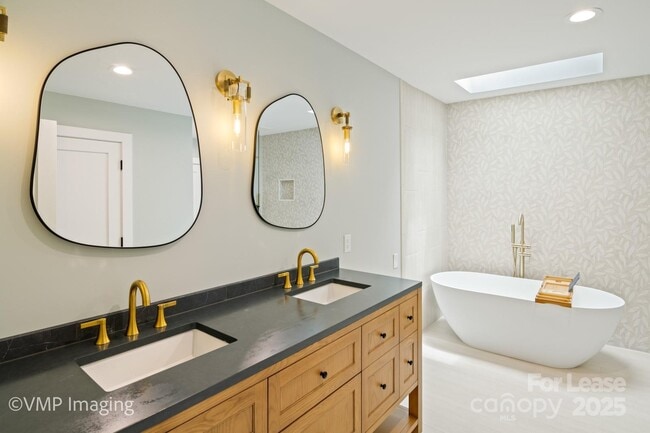 Building Photo - 449 Windward Dr