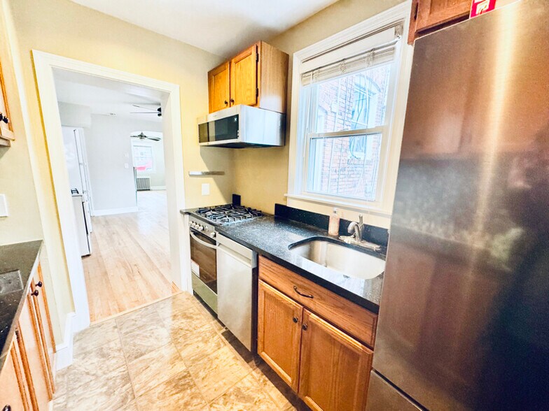 Building Photo - 1315 W 37th St