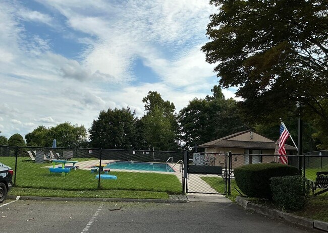 Building Photo - 2315 Cromwell Hills Dr