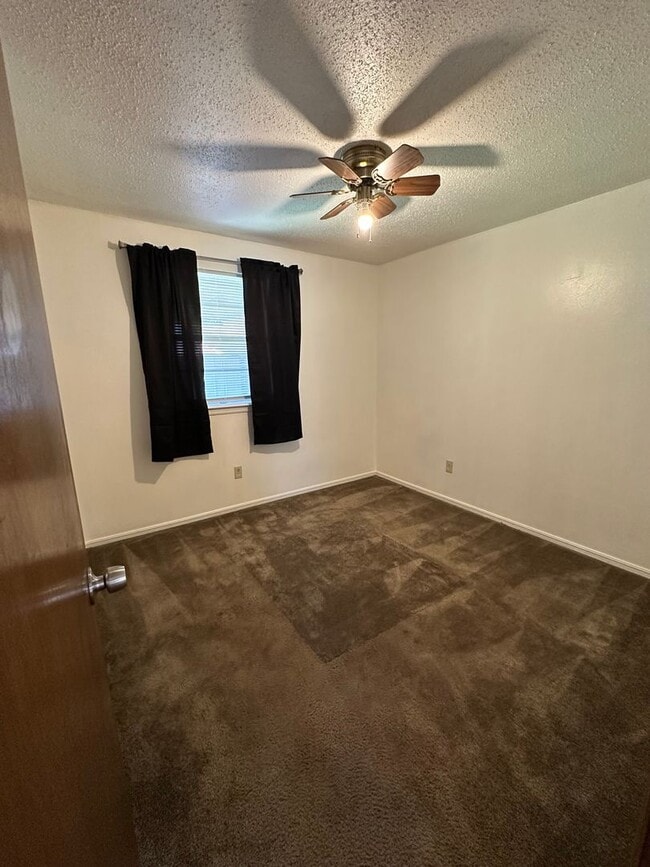 Building Photo - 4 Bed, 2 Bath house w/1 car garage