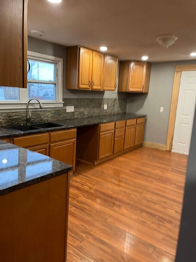 Building Photo - 3BR House | Garage + W/D Included | Large Yard | Pets Welcome | Chanute KS | Available April 8