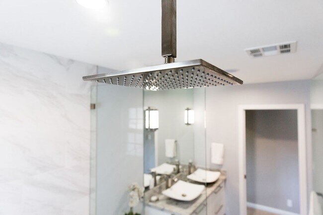 Building Photo - Gorgeous Fully Furnished 3 Bd 2 Bath Vacat...