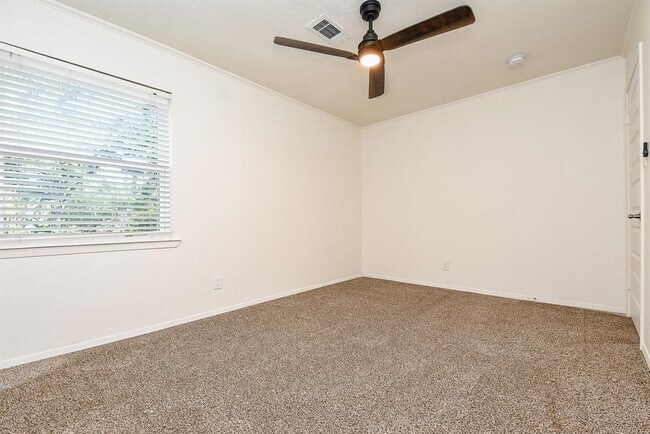 Building Photo - 1010 Woodchurch Ln