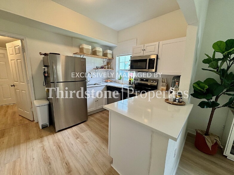 Building Photo - 672 Chestnut St