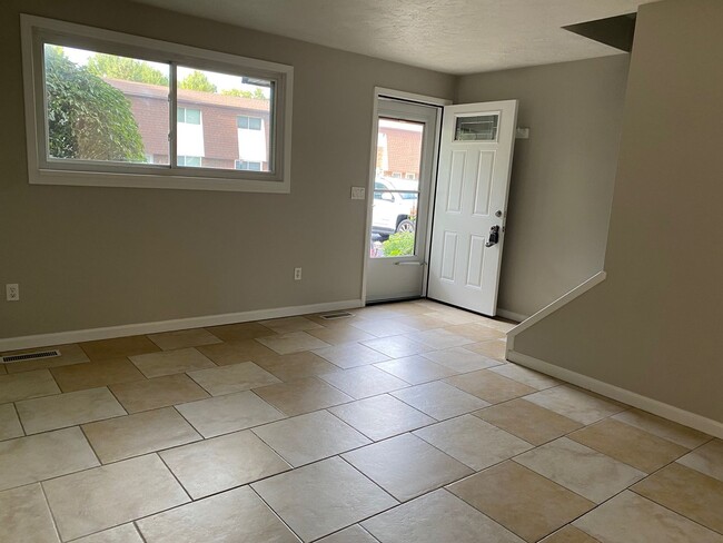 Building Photo - Avon Condo 2 bedrooms 1.5 Baths