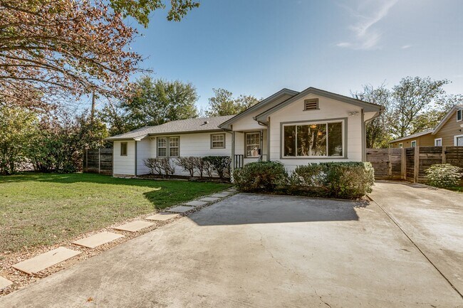 Building Photo - BLUE BONNET HILLS 3-BEDROOM