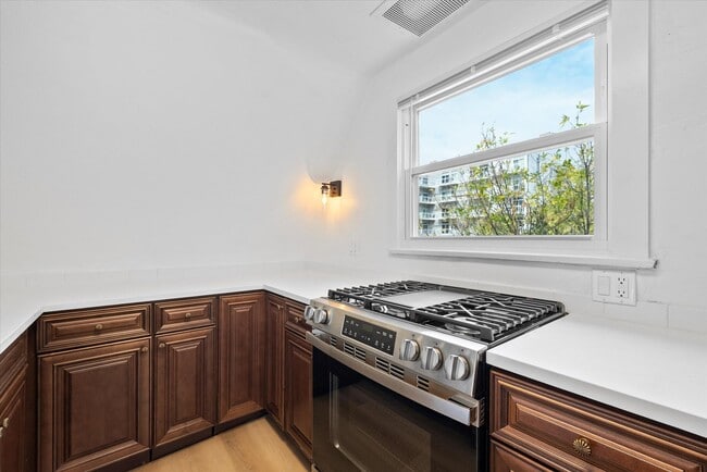 Building Photo - 2026 E Kenilworth Pl