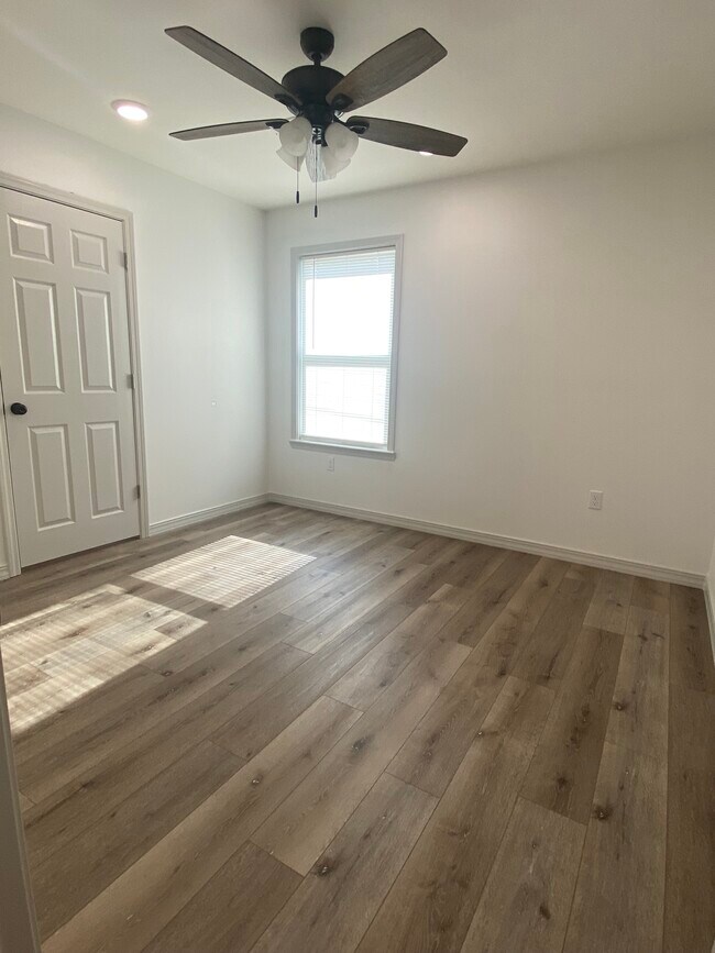 Building Photo - 416 E G St