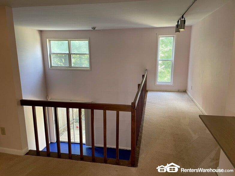 Building Photo - 9923 Valley Park Dr