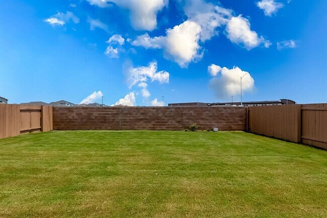 Building Photo - 14201 Pennington Ln