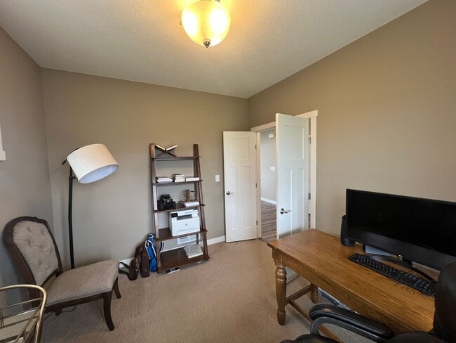 Building Photo - Beautiful 5-bed, 3.5-bath Single Family Home!