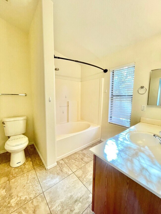 Building Photo - Fabulous 3-bedroom, 2-bathroom home For Rent in Avondale!!