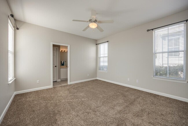 Building Photo - 3570 Four Oaks Blvd