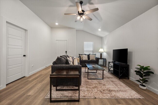 Building Photo - 2505 Kenwood Ave