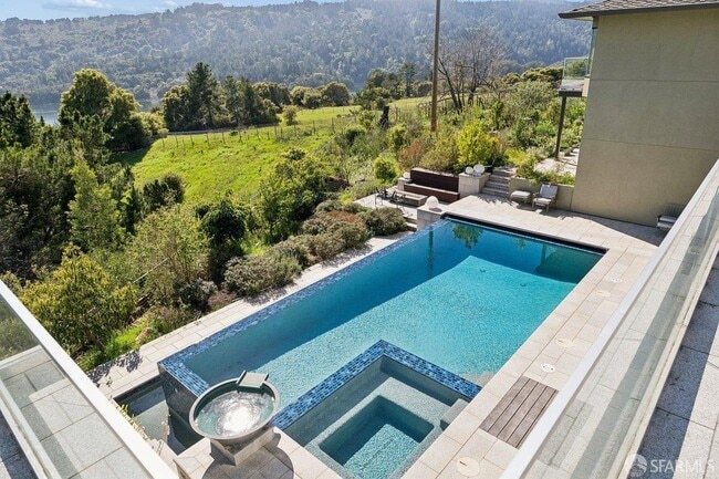 Building Photo - 1435 Lakeview Dr