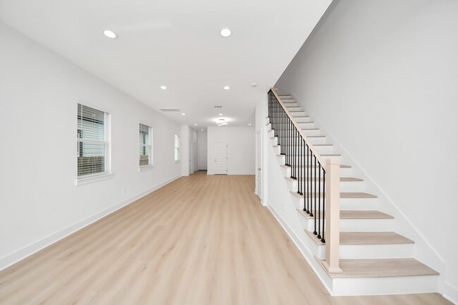 Building Photo - 8601 Amadwe St