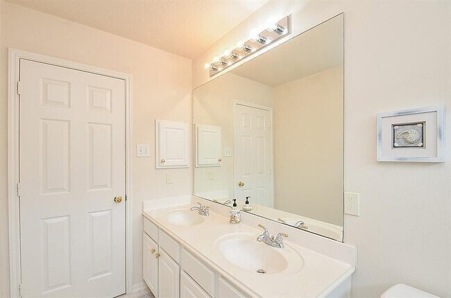 Building Photo - 1306 Ventura Canyon Dr