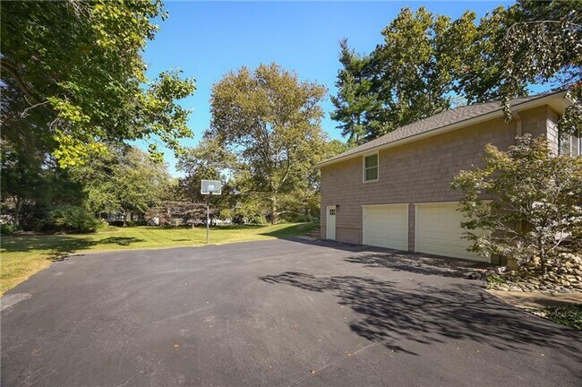 Building Photo - Rare lease opportunity in Leawood + Spacio...